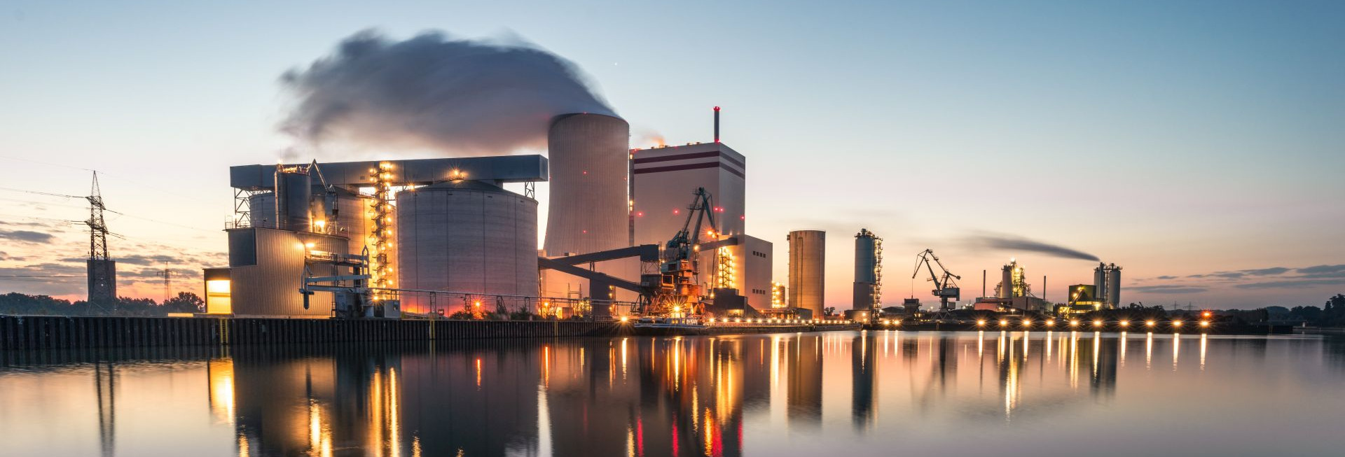 Lünen Kohlekraftwerk am Kanal beim Sonnenaufgang